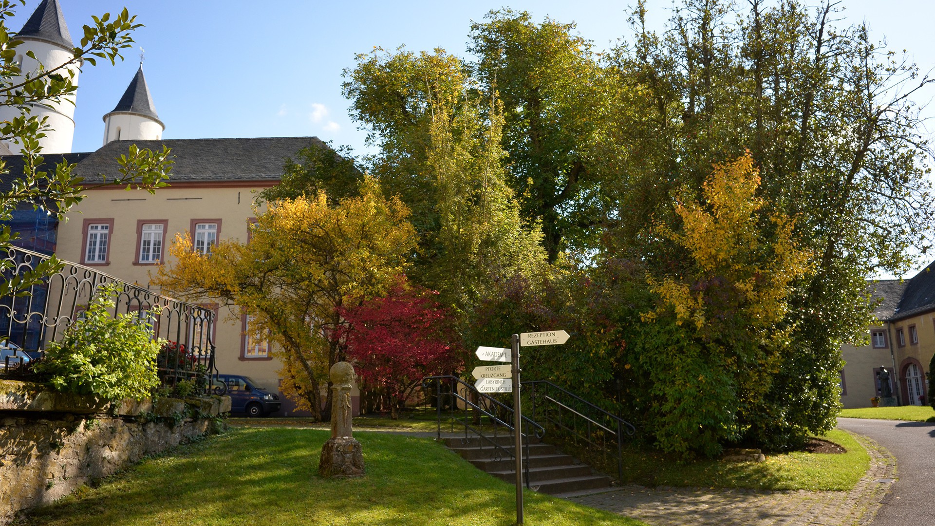 Aussenanlage Wegweiser