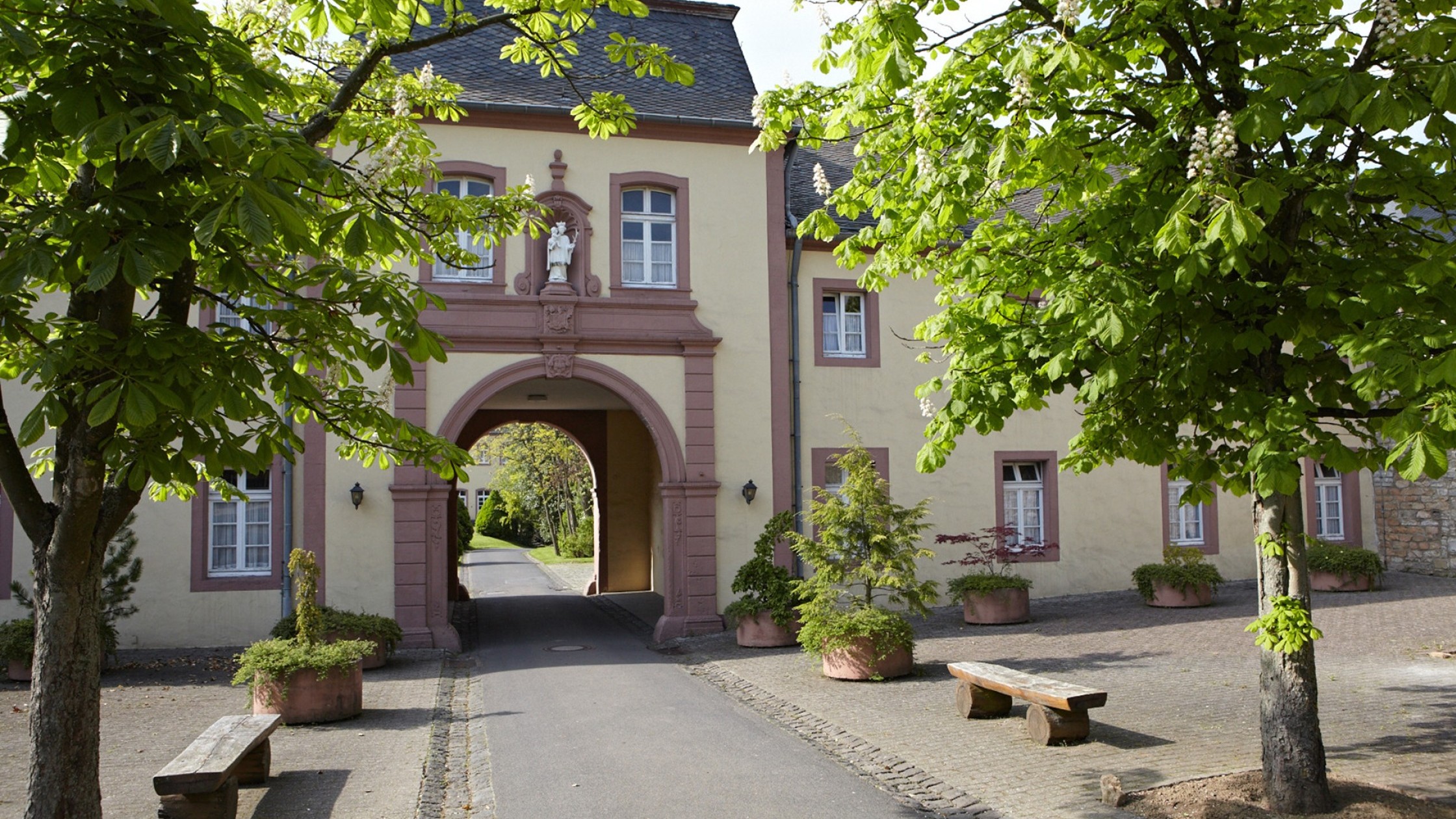 Torbogen zum Gästehaus