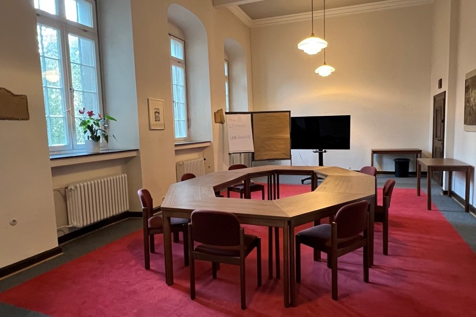 Vor der Hauskapelle 2